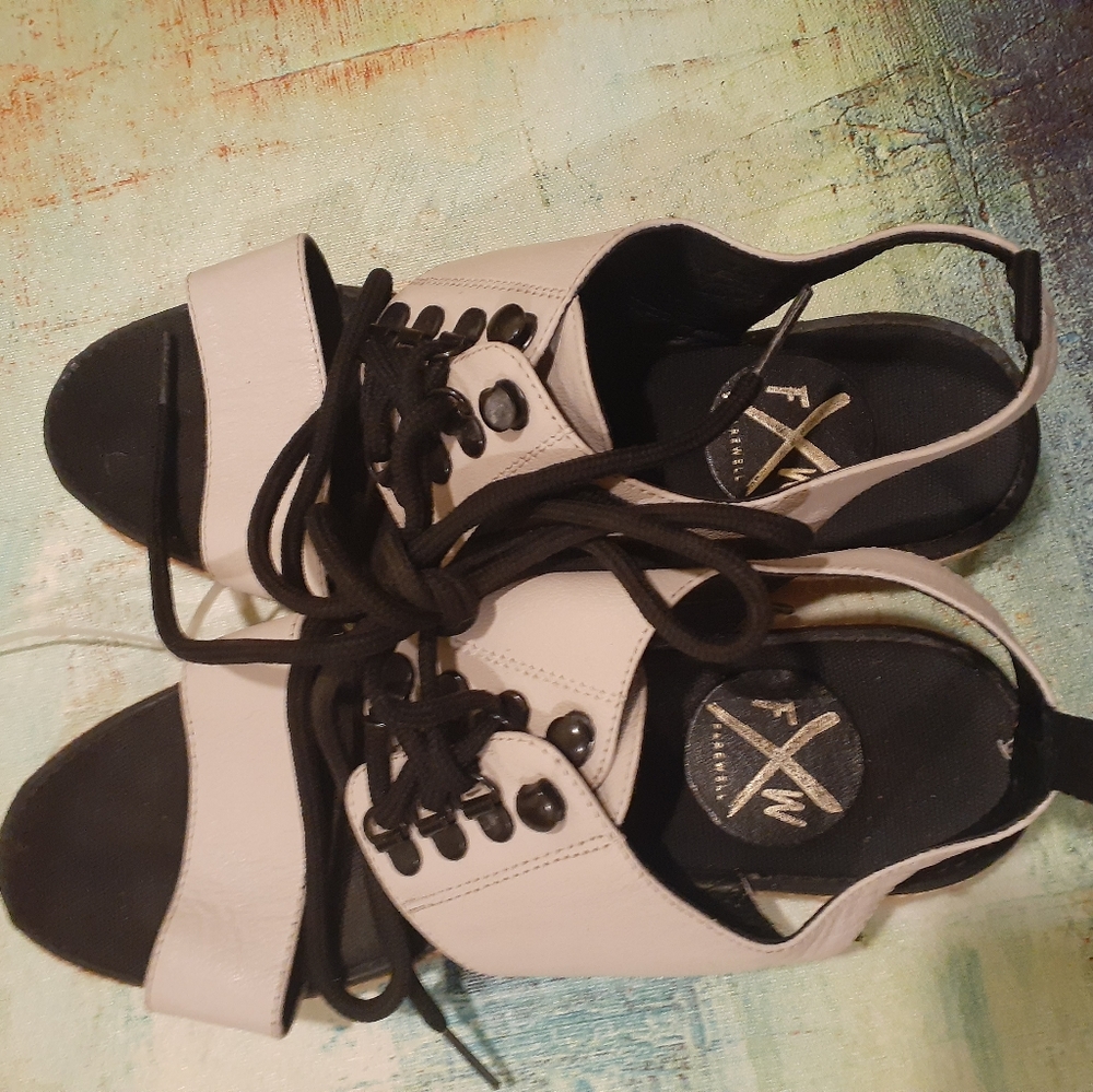 FareWell Sandals - Picture 3 of 3